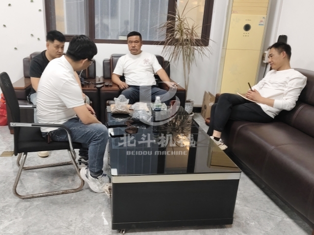 讓設(shè)備發(fā)聲,客戶來我廠考察新型炭化機