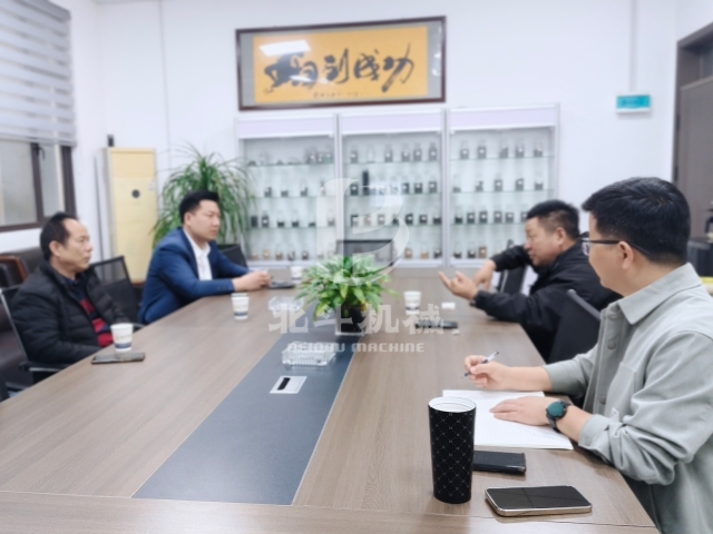 用心接待來訪客戶 專業講解生產工藝